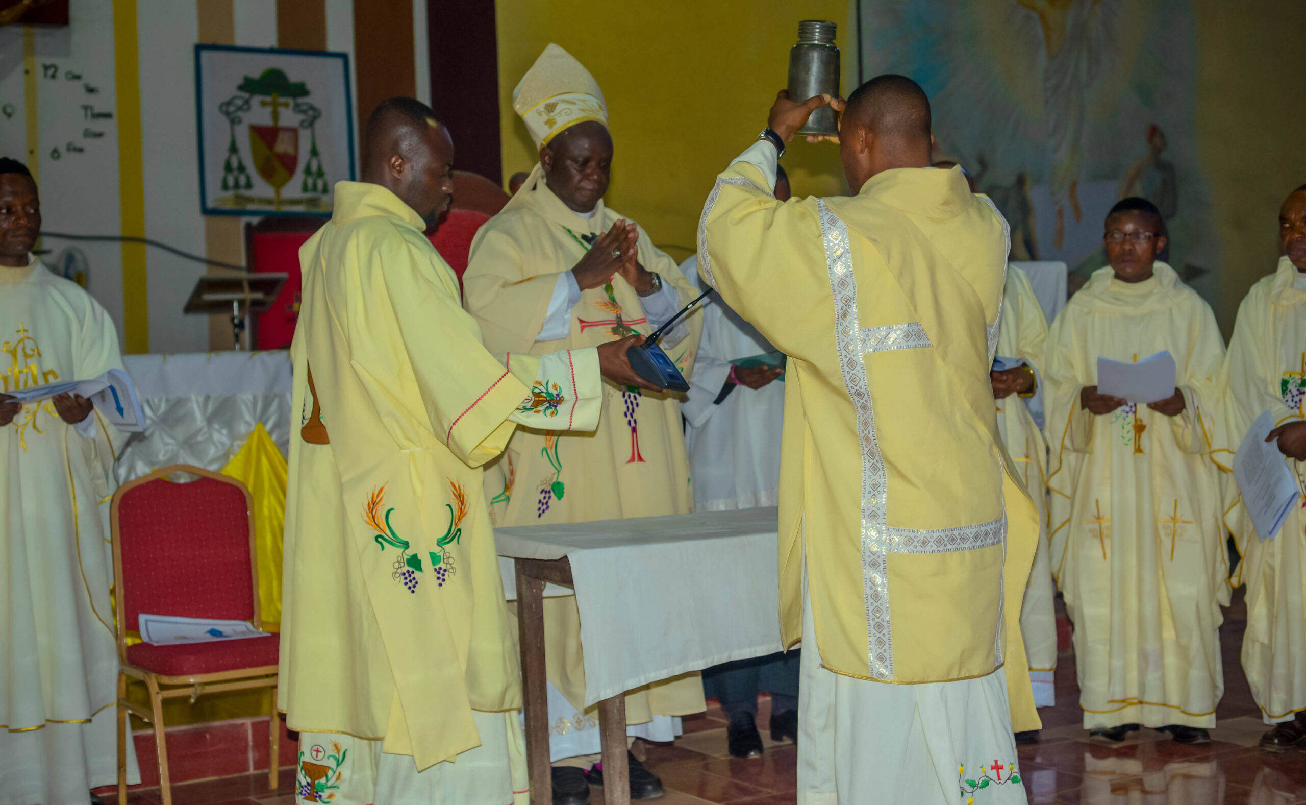 Mgr Toussaint Iluku BOLUMBU a présidé, ce mardi 26 mai 2026, la Messe chrismale 2026, une célébration marquée par la bénédiction des saintes huiles ainsi que par un moment particulièrement solennel : le renouvellement des promesses sacerdotales par les prêtres de l’Église.