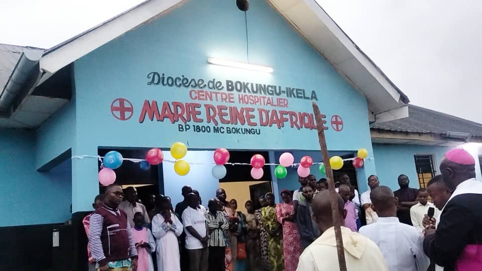 COUPURE DU RUBAN DU CENTRE HOSPITALIER MARIE REINE D’AFRIQUE